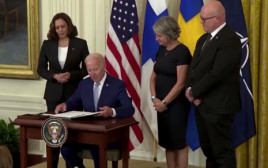ג'ו ביידן חותם על מסמכי ההצטרפות של פינלנד ושבדיה לנאט"ו (צילום: צילום מסך רויטרס)