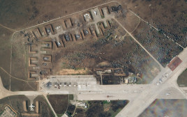 תמונת לווין מבסיס חיל האוויר הרוסי ההרוס בחצי האי קרים (צילום: רויטרס)