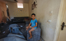 ילד פלסטיני שביתו נפגע במהלך מבצע עלות השחר, צילום , RC2IRV9FBBYD (צילום: רויטרס)