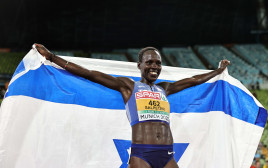 לונה צ'מטאי סלפטר רצה ישראלית אחרי זכייתה במדליית ארד באליפות אירופה (צילום: GettyImages, Simon Hofmann)