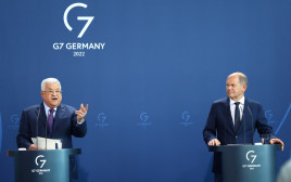 קנצלר גרמניה אולף שולץ, יו"ר הרשות הפלסטינית אבו מאזן (צילום: REUTERS/Lisi Niesner)