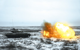 טנק רוסי יורה אש צילום רויטרס (צילום: רויטרס)