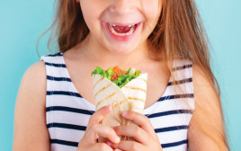 ילדה אוכלת טורטיה (צילום: מורן שטרום, נטורופטית)