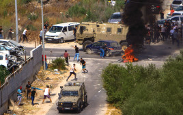 עימותים בין פלסטינים לכוח צה''ל סמוך לשכם (צילום: נאסר אישתיה, פלאש 90)