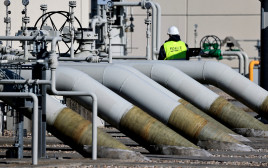 צינורות במתקן צינור הגז 'נורד סטרים 1' בלובמין, גרמניה (צילום: REUTERS/Hannibal Hanschke)