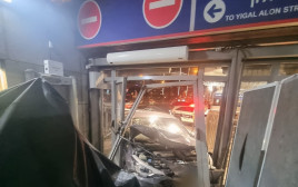 הרכב שהתנגש בויטרינת התחנה  (צילום: דוברות המשטרה)