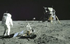 אנשי אפולו 11 על הירח (צילום: רויטרס)