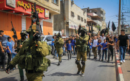 חמושים פלסטינים סמוך לג'נין (צילום: נאסר אישתיה, פלאש 90)