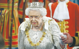 המלכה אליזבת בפרלמנט (צילום: רויטרס)