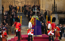 ארונה של המלכה אליזבת השנייה בווסטמינסטר (צילום:  Carl Court/Pool via REUTERS)