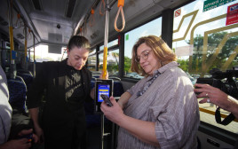 מרב מיכאלי מדגימה את דרכי התשלום החדשות באוטובוס (צילום: מיכאל דימנשטיין, לע"מ)