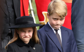 הנסיך ג'ורג' והנסיכה שרלוט בהלוויית המלכה אליזבת  (צילום: רויטרס)