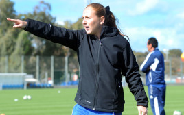האישה היחידה בישראל שמשמשת כעוזרת מאמן בכדורגל הגברים. איריס אנטמן (צילום: ברני ארדוב)