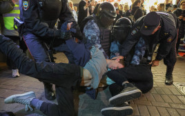 עצורים בהפגנות ברוסיה נגד המלחמה באוקראינה (צילום: רויטרס)