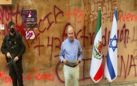 שגריר ישראל במקסיקו ליד הכתובות שרוססו על המבנה (צילום: מתוך הטוויטר של שגרירות ישראל במקסיקו)