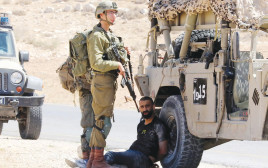 חייל צה"ל וחשוד עצור (צילום: וויסאם השלמון, פלאש 90)