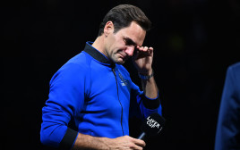 הטניסאי השווייצרי רוג'ר פדרר במשחק הפרישה (צילום: GettyImages, GLYN KIRK/AFP)