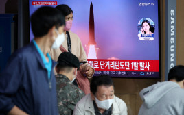 הדיווח בסיאול על שיגור הטיל הבליסטי (צילום:  REUTERS/Kim Hong-Ji)