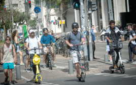 קורקינט חשמלי ברחבי תל אביב (צילום: מרים אלסטר, פלאש 90)