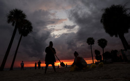 תושבי פלורידה בהכנות אחרונות לקראת הוריקן "איאן" (צילום: רויטרס)