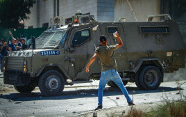 פלסטינים מתעמתים עם כוח צה''ל בג'נין (צילום: נאסר אישתיה, פלאש 90)