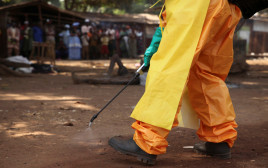 חיטוי מפני וירוס האבולה  (צילום: REUTERS/Misha Hussain/File Photo)