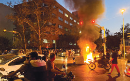 המחאה נגד המשטר באיראן (צילום: רויטרס)
