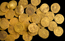 מטבעות הזהב (צילום: דפנה גזית, רשות העתיקות)