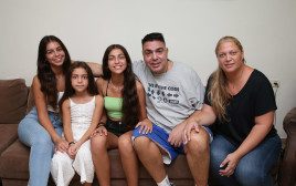 "יש לי משפחה שאוהבת ומקבלת אותי ותומכת בי". יעל ופיני לוי עם הבנות עדי, הילה ורוני (צילום: אודי ציטיאט)
