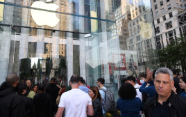אנשים ממתינים לרכישת האייפון 14 בחנות של אפל בניו יורק (צילום:  REUTERS/Andrew Kelly)