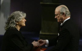 עדה יונת מקבלת פרס נובל  (צילום: רויטרס)