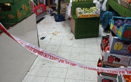 זירת הירי בג'סר א זרקא, חנות הירקות בבעלות הקטין (צילום: דוברות המשטרה)
