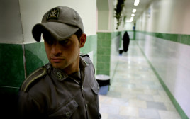 סוהר בכלא איוון בטהרן (צילום: רויטרס)