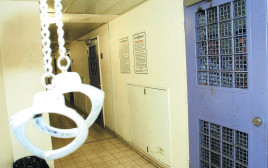 תא מעצר (צילום: יהודה לחיאני)