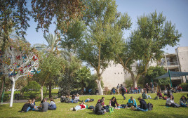 סטודנטים בקמפוס רחובות של האוניברסיטה העברית (צילום: מרים אלסטר, פלאש 90)