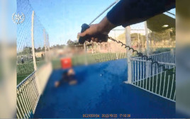תיעוד ממצלמת הגוף של השוטר רודף אחרי המחבל ומנטרל אותו (צילום: דוברות המשטרה)