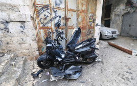 האופנוע לאחר חיסול המחבל (צילום: JAAFAR ASHTIYEH via Getty Images)