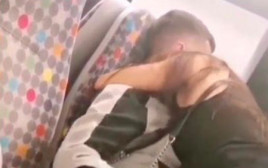 לעיני הנוסעים: קיימו יחסי מין בקרון הרכבת (צילום: צילום מתוך טוויטר)
