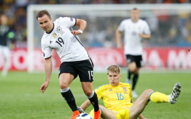 מריו גצה שחקן נבחרת גרמניה (שמאל) מול סרגיי סידורצ'וק שחקן נבחרת אוקראינה (צילום: רויטרס)