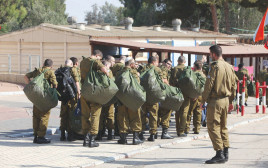 בקו"ם, תל השומר (צילום: אלי דסה)