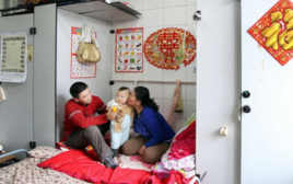 המשפחה שגרה בשירותים ציבוריים בעיר הגדולה של סין (צילום: מתוך פייסבוק)