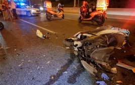 זירת התאונה הקטלנית בכביש 471. מותו של הרוכב נקבע במקום (צילום: דוברות מד"א)