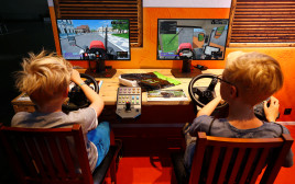 ילדים משחקים משחקי וידיאו, אילוסטרציה (צילום: REUTERS/Wolfgang Rattay)