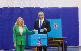 בנימין ושרה נתניהו בקלפי, בחירות 2022 (צילום: מארק ישראל סלם)