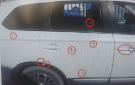 הרכב אליו בוצע ירי ברהט (צילום: דוברות המשטרה)