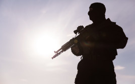 חייל: אין תחליף לייעוץ עם עורך דין צבאי (צילום: envato)