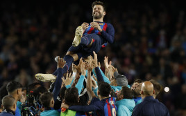 שחקני ברצלונה הניפו אותו באוויר (צילום: רויטרס)