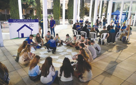 מעגלי השיח בכיכר הבימה (צילום: אבשלום ששוני)