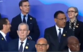 הרצוג וראש ממשלת תוניסיה מתבדחים בשולי וועידת האקלים (צילום: צילום מסך רשתות ערביות)