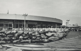 דולפינריום, תל-אביב. מבט מדרום אל חזית בית הקפה, 1982 בקירוב (צילום נחום זולוטוב) (צילום: יחצ)